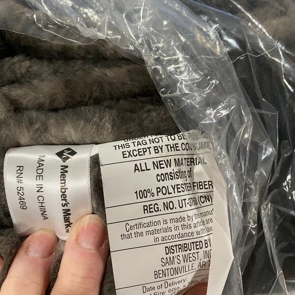 Member's Mark Luxury Faux Fur Throw 60" x 70" - Wolf - Picture 4 of 4